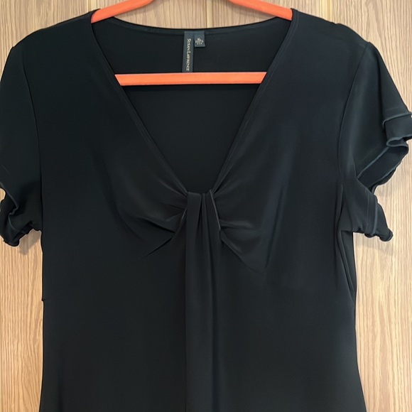 Feminine Susan Lawrence black top, XL, with fluttery sleeves and hem. - Picture 2 of 7